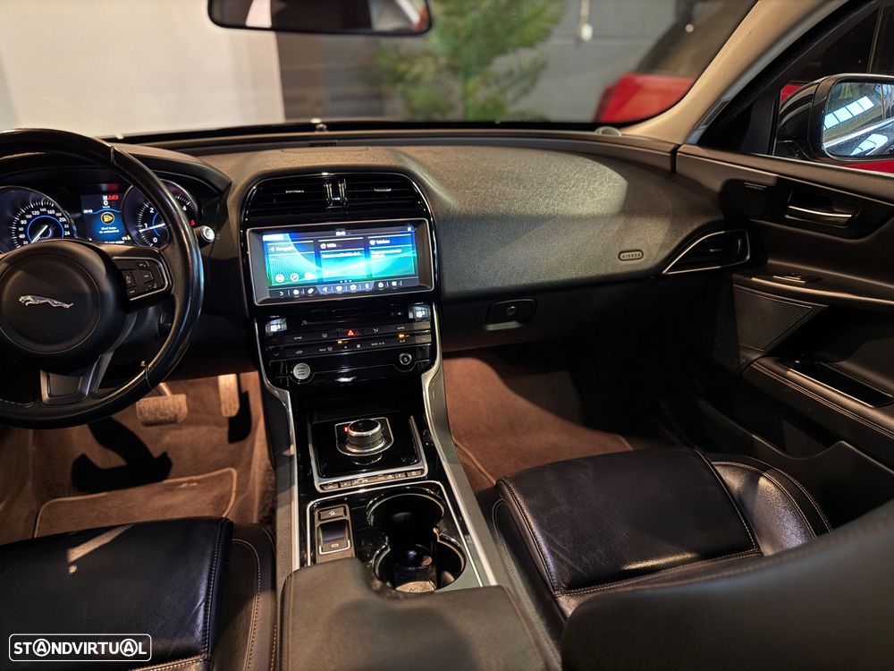 Jaguar XE 2.0 D R-Dynamic HSE - 32