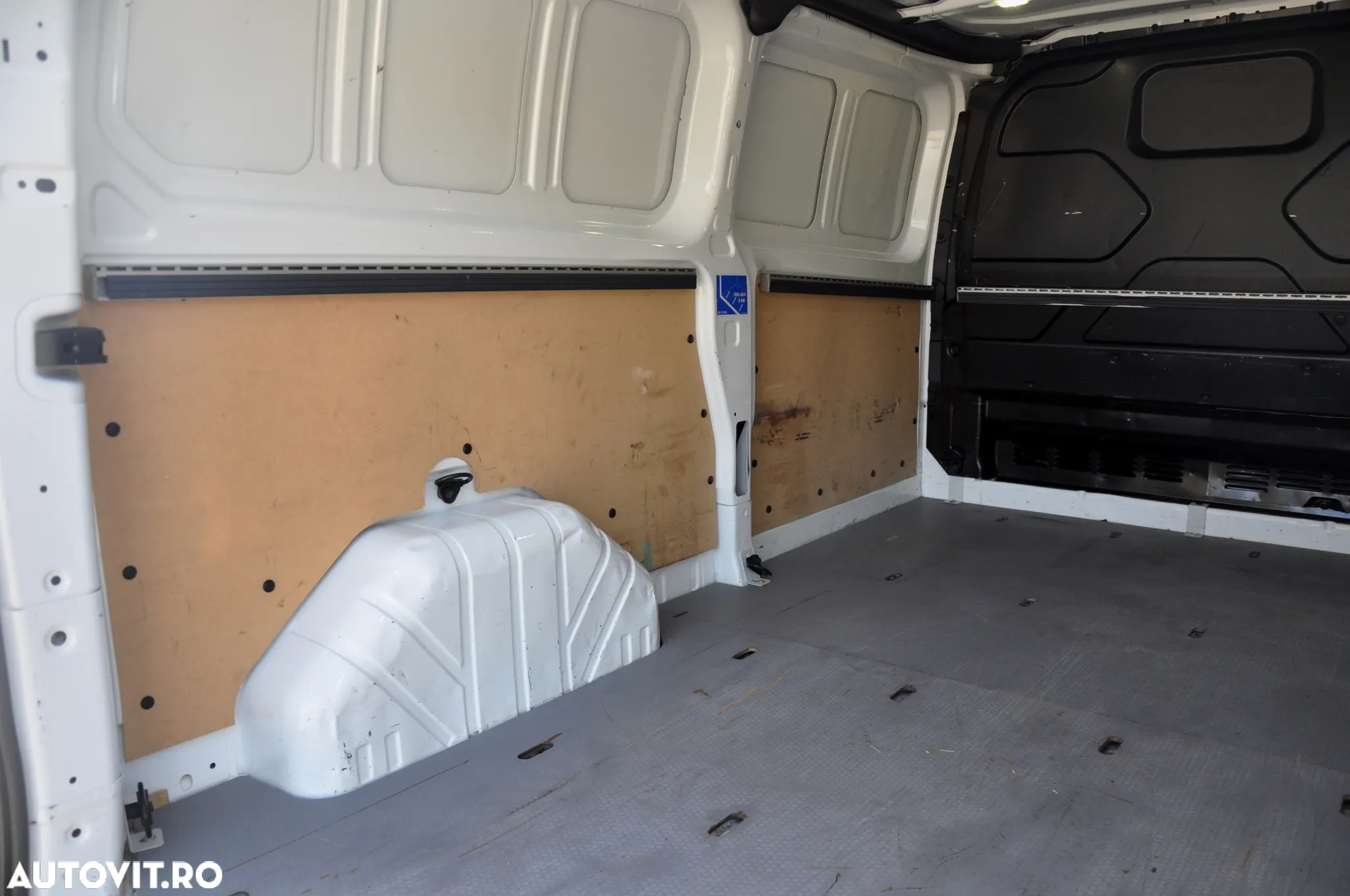 Ford Transit Custom L2H1 Van - 10
