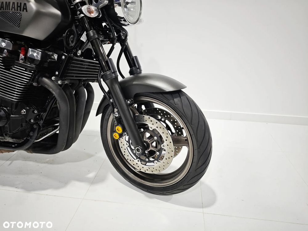 Yamaha XJR - 8