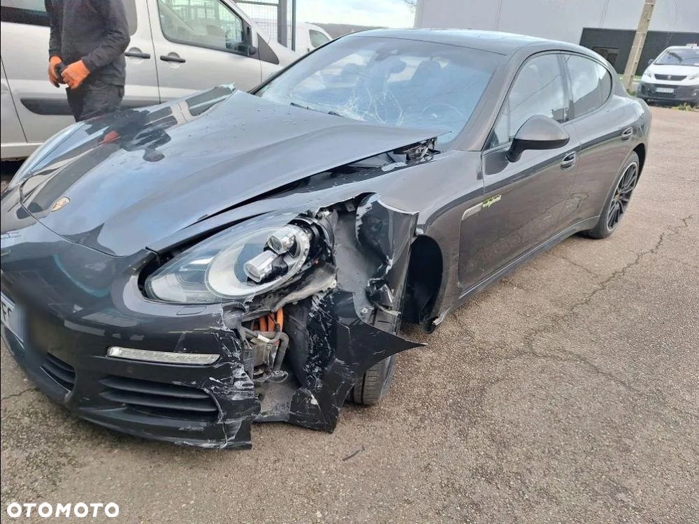 Porsche Panamera - 4