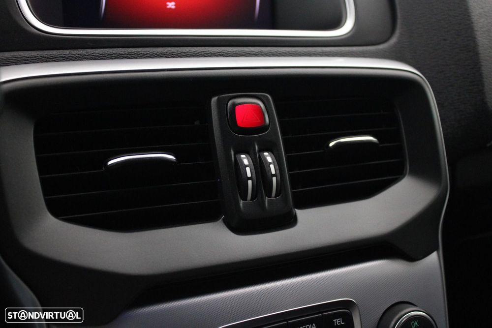 Volvo V40 Cross Country 2.0 D3 Momentum - 20