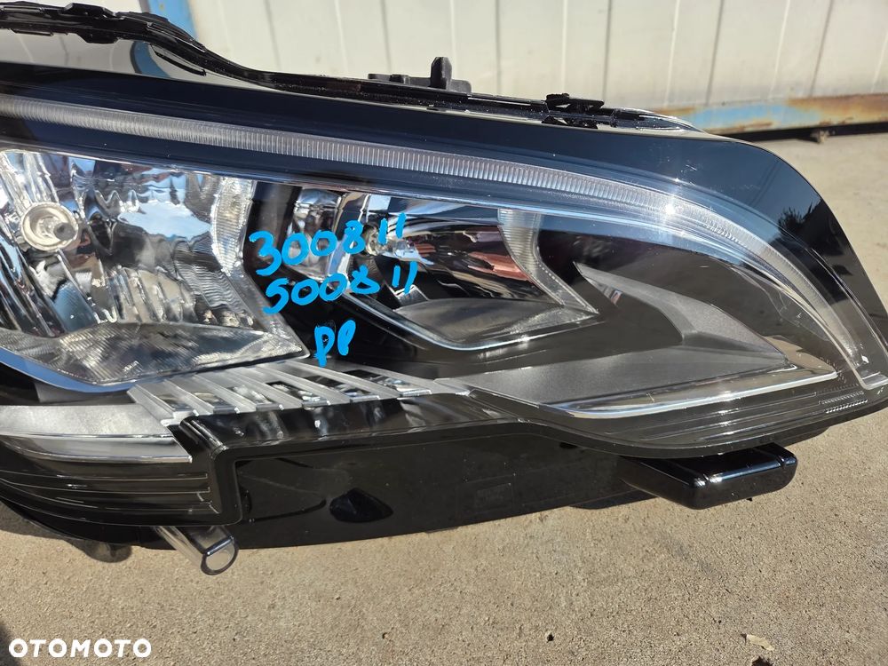 Lampa przednia prawa zwykła  Peugeot 3008 II 5008 II NOWA - 5