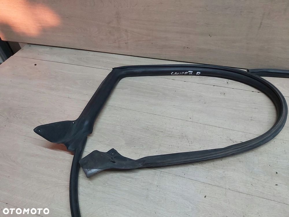 HYUNDAI COUPE II Tiburon uszczelka karoseryjna drzwi szyby prawa - 1