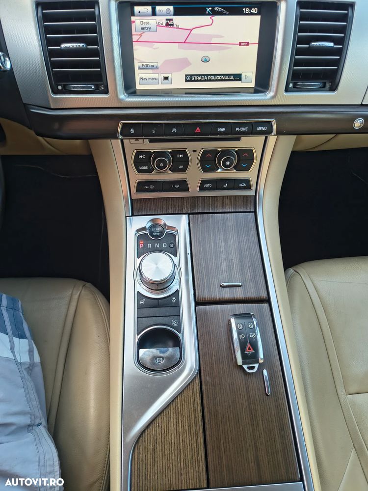 Jaguar XF 2.2D Luxury - 8