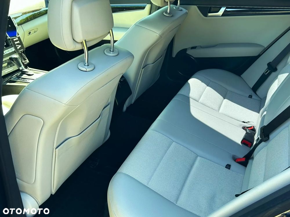 Mercedes-Benz Klasa C 200 CGI Automatik BlueEFFICIENCY Avantgarde - 17
