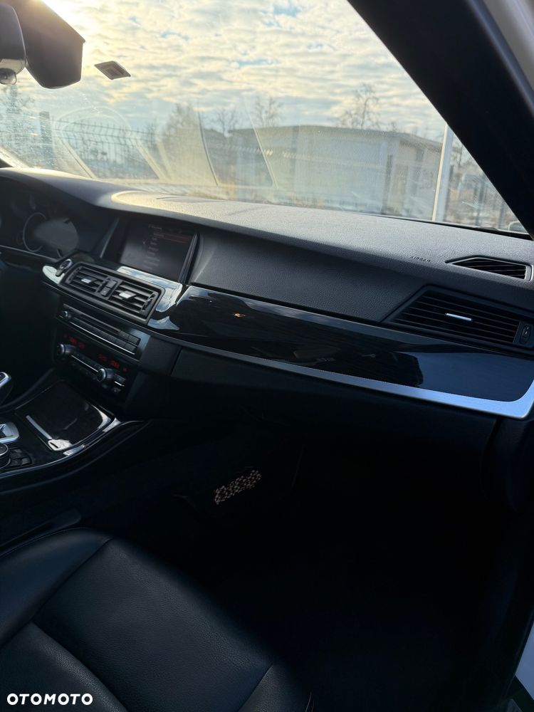 BMW Seria 5 528i xDrive - 14