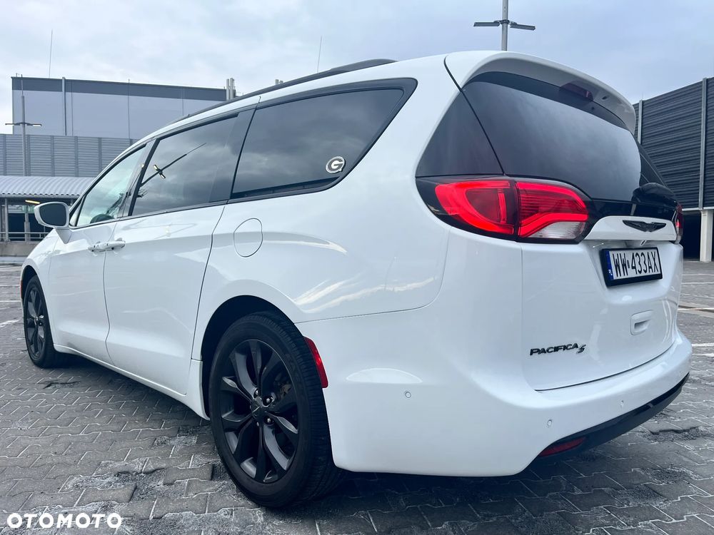 Chrysler Pacifica - 4