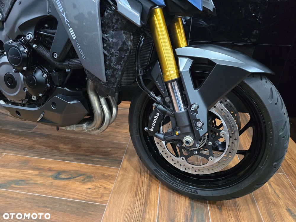 Suzuki GSX - 18