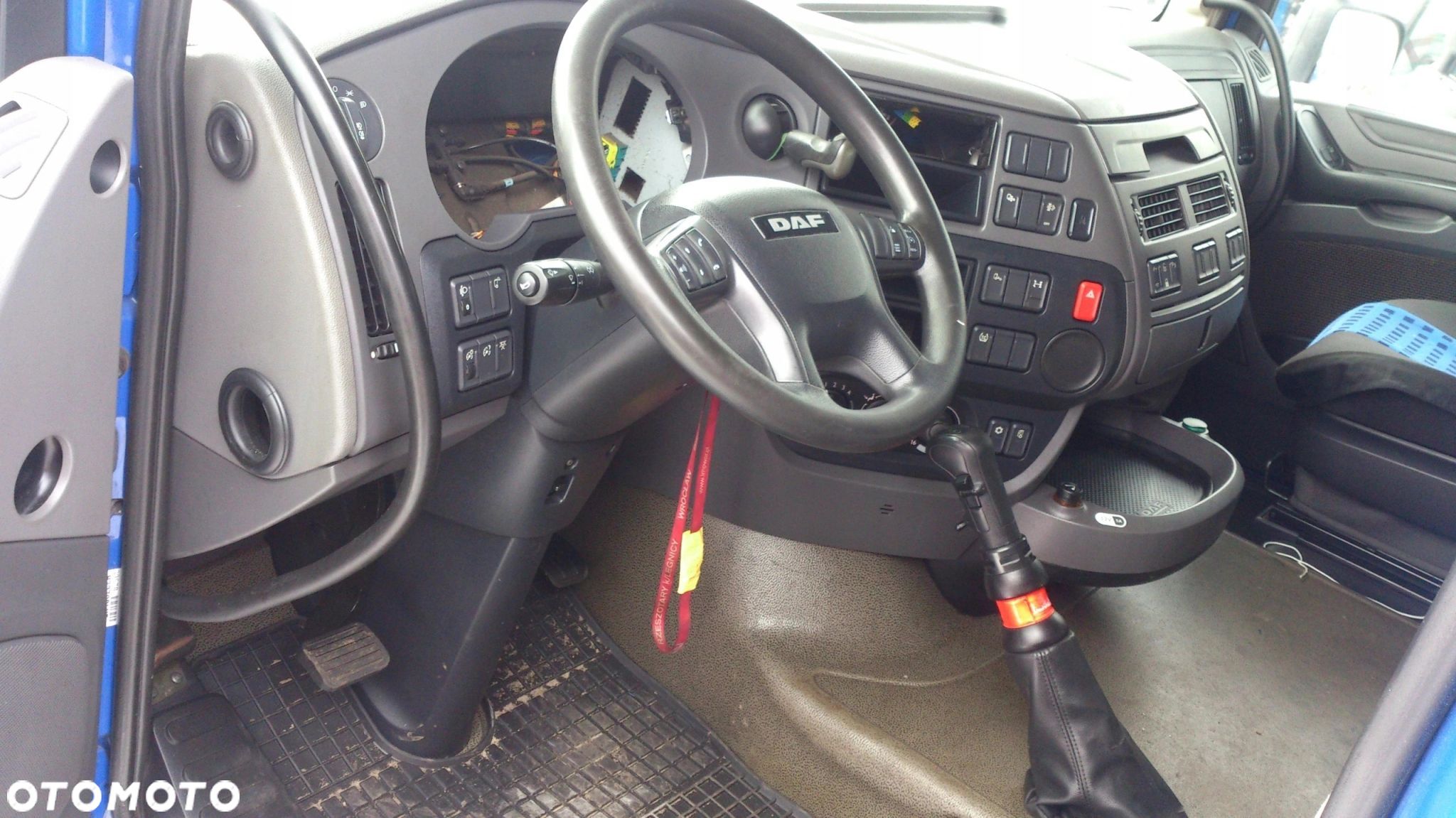 KOMPLETNY ŚRODEK KABINY WYPOSAŻENIE DAF XF 106 - 1