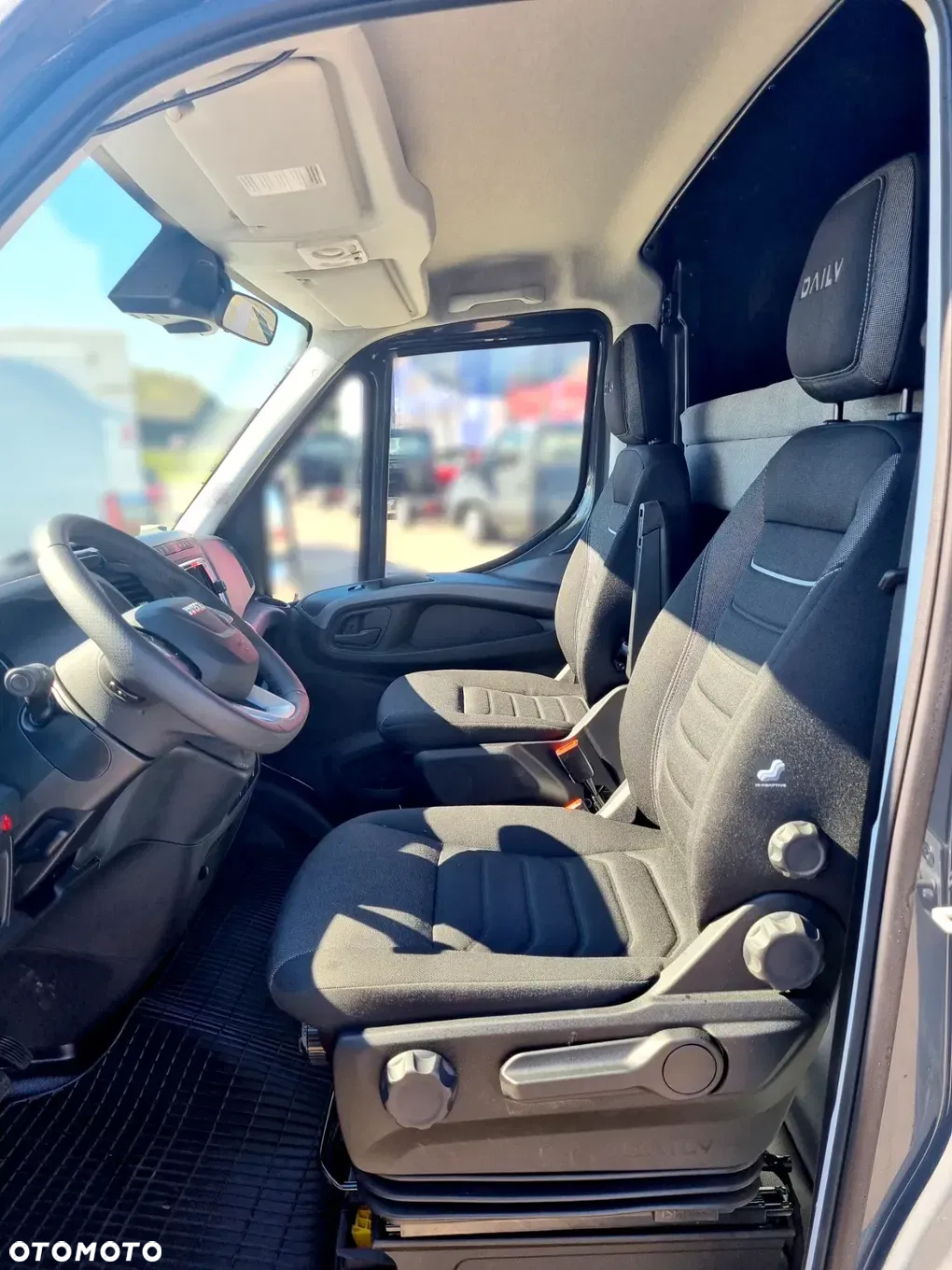 Iveco Daily autolaweta z kabina sypalną 3,5t na haku POLMAR - 7