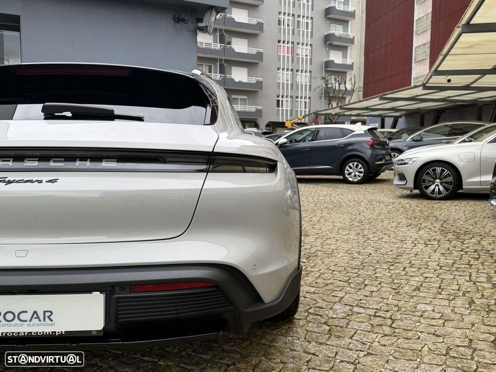 Porsche Taycan Cross Turismo 4 - 13