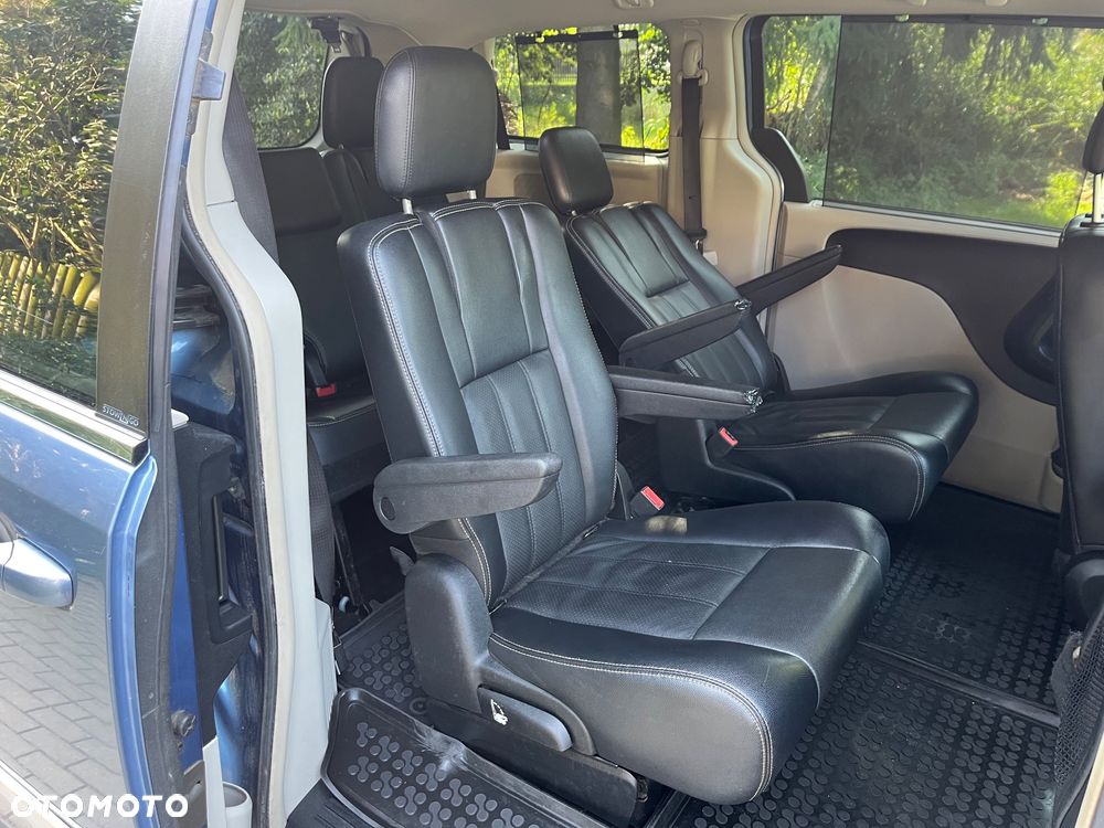 Chrysler Town & Country 3.6 Limited - 16