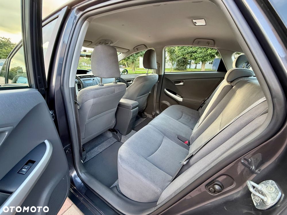 Toyota Prius (Hybrid) Life - 19