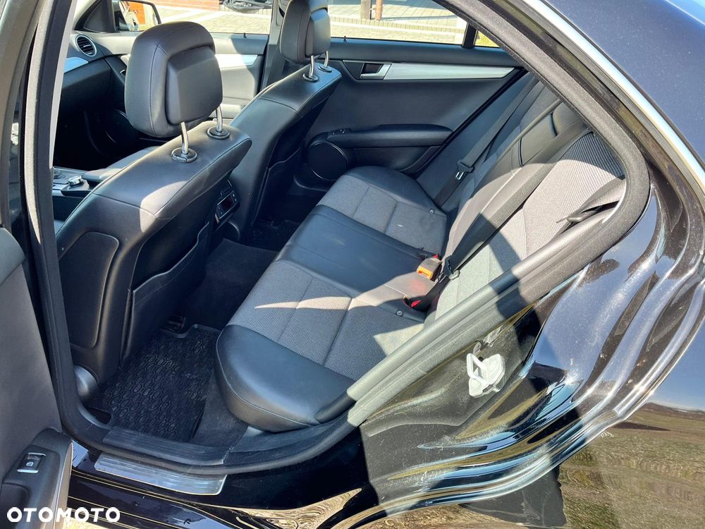 Mercedes-Benz Klasa C 180 BlueEFFICIENCY 7G-TRONIC Avantgarde - 21