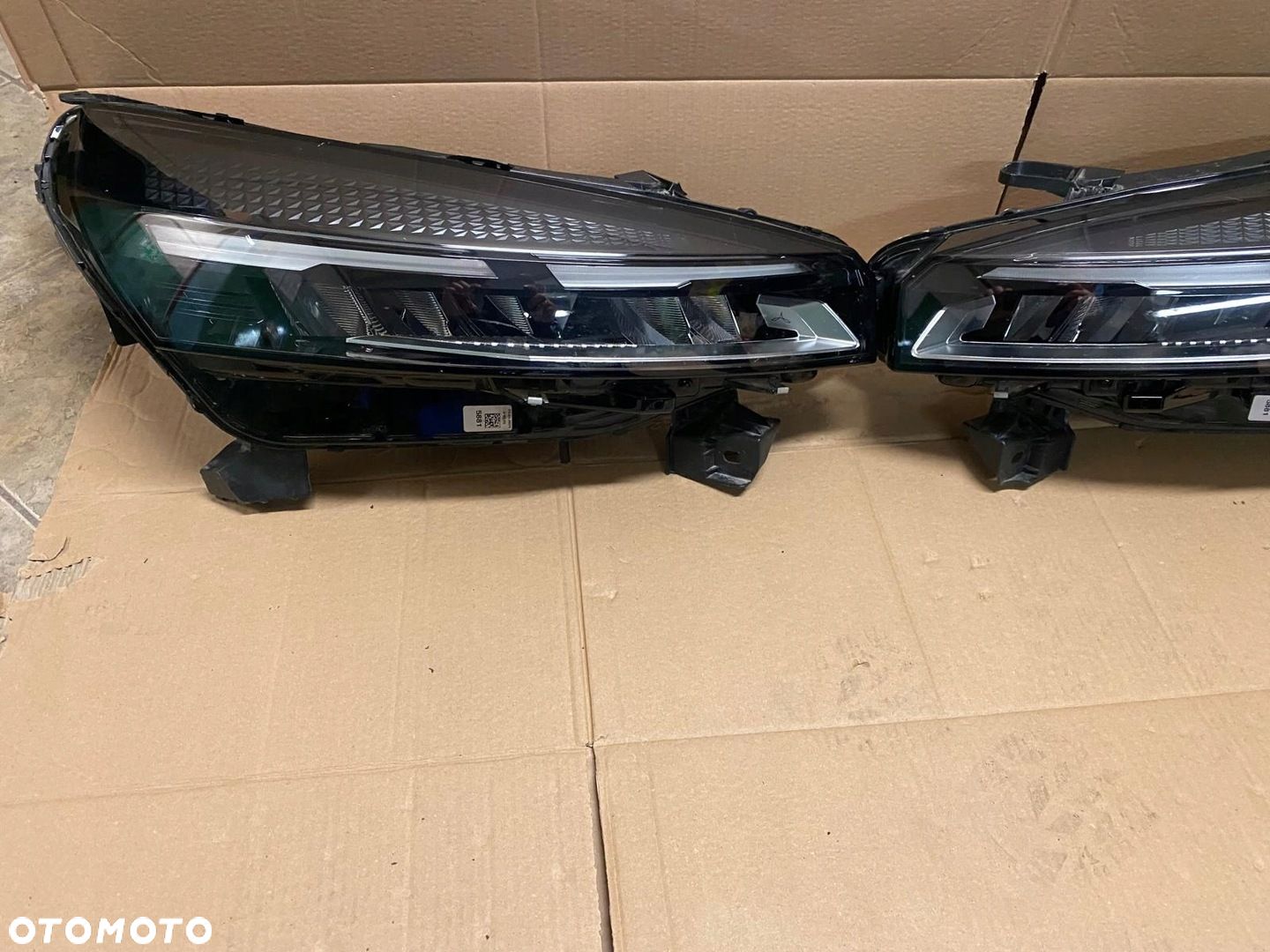 LAMPA PRZEDNIA PRAWA RENAULT CLIO V 260103507R 2024 ROK - 1