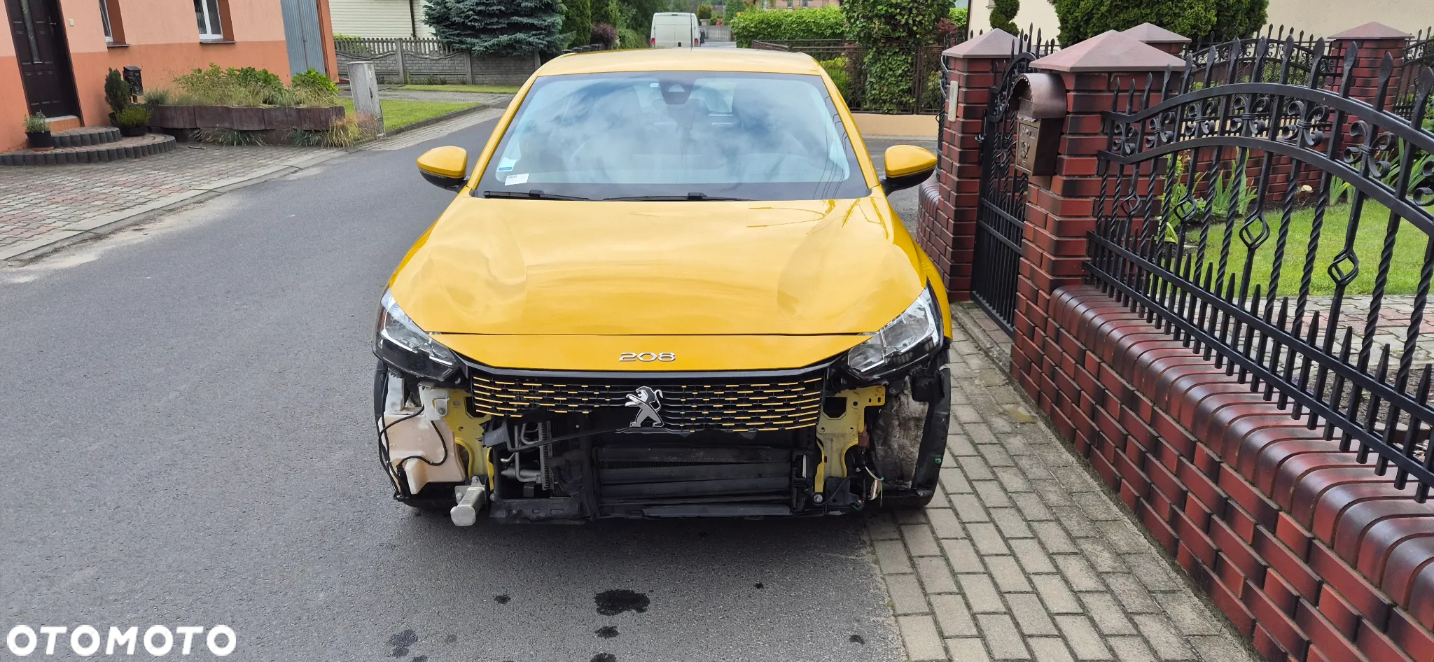 Peugeot 208 - 8