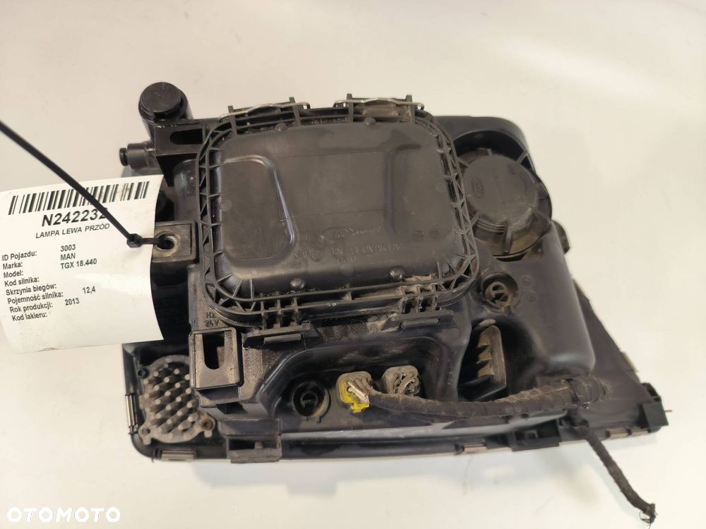 LAMPA LEWA PRZÓD MAN TGX 18.440 - 4