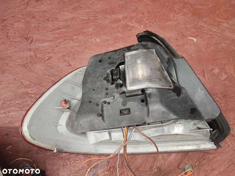 BMW E46 COUPE ORYGINALNE LAMPY TYŁ LEWA / PRAWA W BUDĘ POD POMARAŃCZOWY KIERUNEK DO DRIFTU / GRUZ O NR. 63 21 8 383 827 / 63 21 8 383 828 OEM - 22