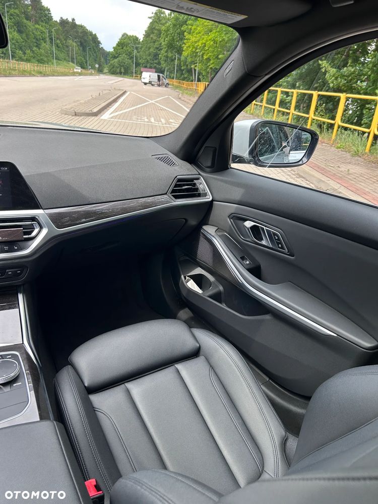 BMW Seria 3 330i Luxury Line sport - 26