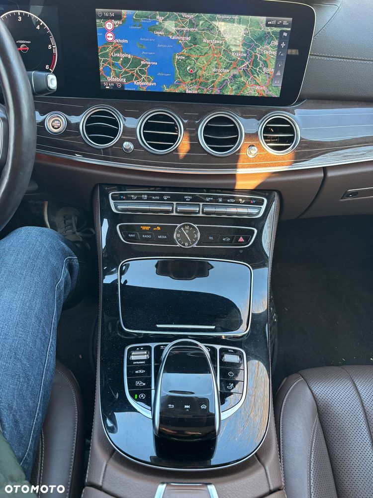 Mercedes-Benz Klasa E 220 d 4-Matic 9G-TRONIC - 12