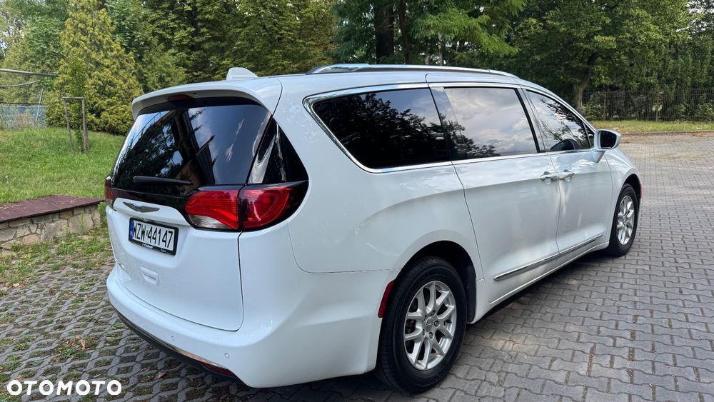 Chrysler Pacifica - 11
