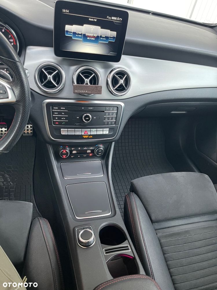 Mercedes-Benz GLA 200 7G-DCT - 10