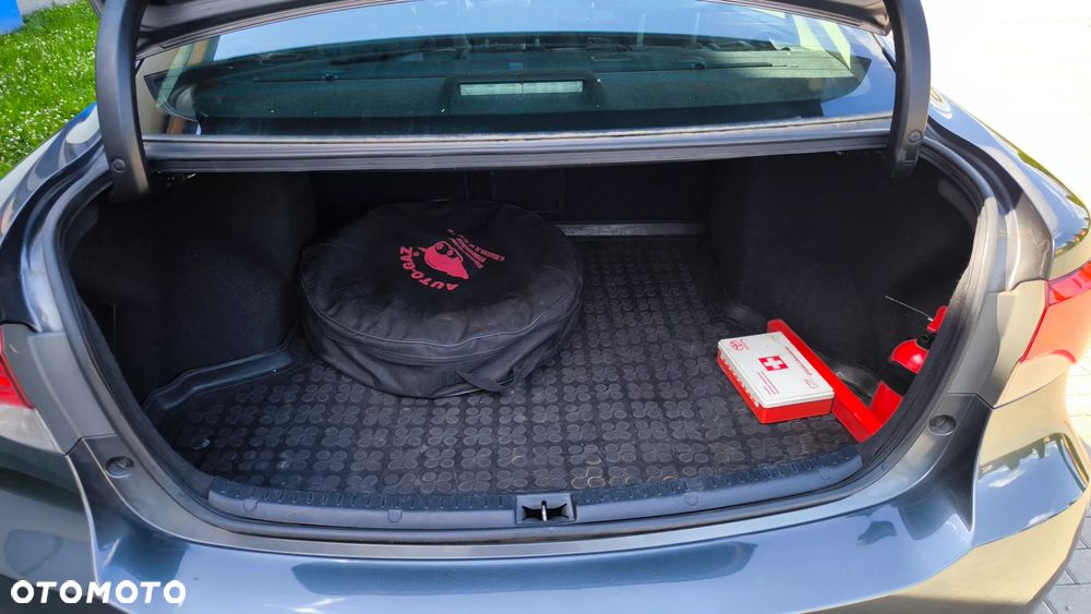 Toyota Avensis 1.8 Premium MS - 12
