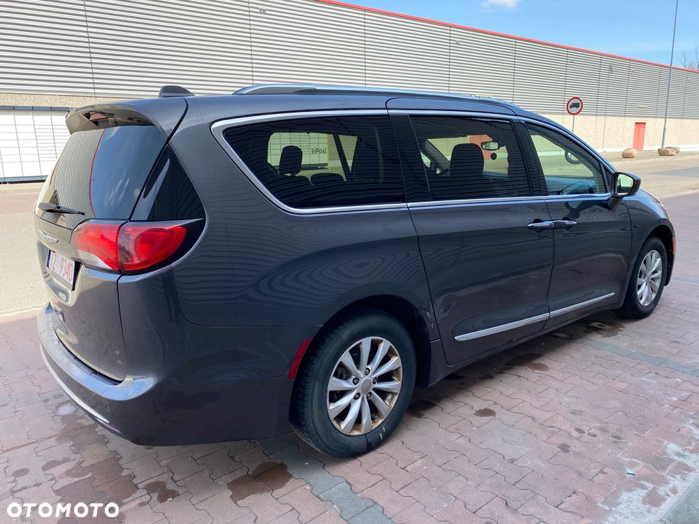 Chrysler Pacifica - 8
