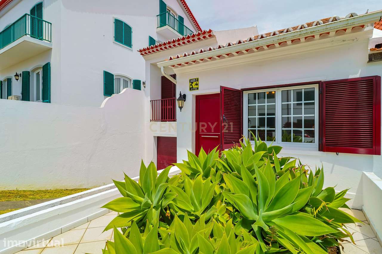 Moradia T2+1 com sótão, garagem, jardim e logradouro – Ponta Delgada - Grande imagem: 3/53