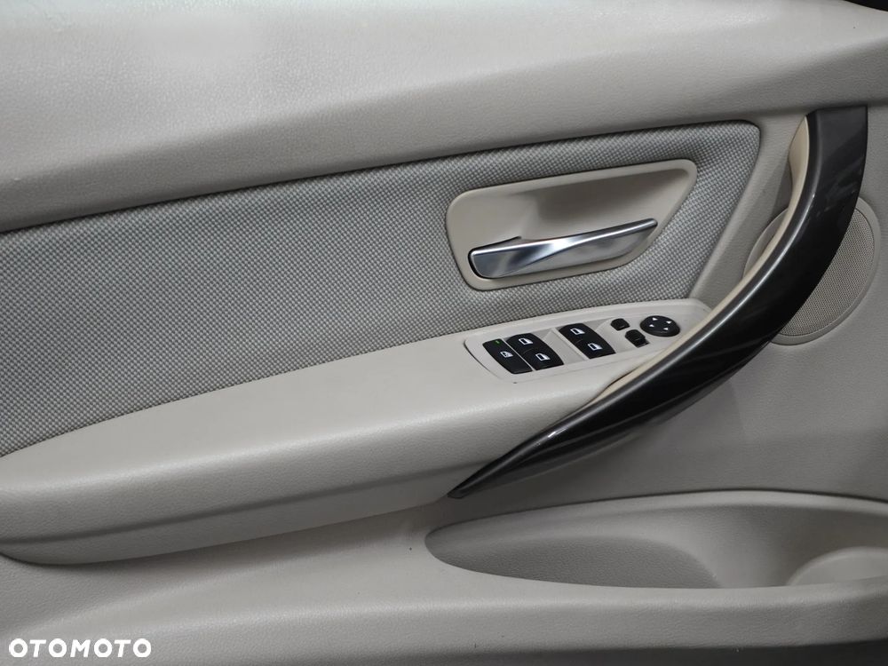 BMW Seria 3 320d xDrive Modern Line - 16