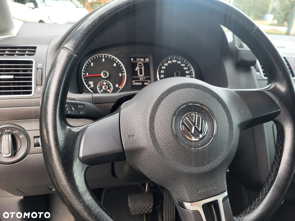 Volkswagen Touran - 16