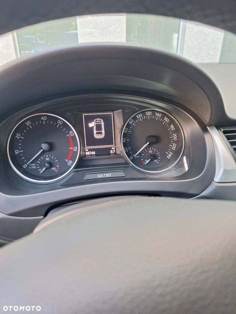 Skoda RAPID 1.2 TSI Ambition - 33