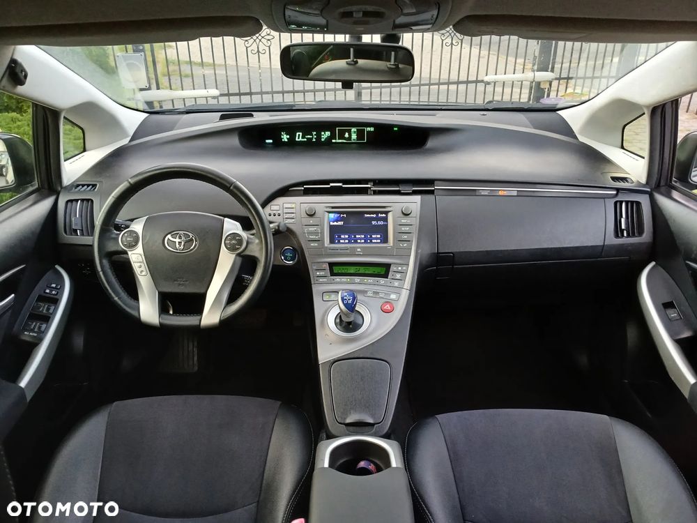 Toyota Prius (Hybrid) Executive - 29