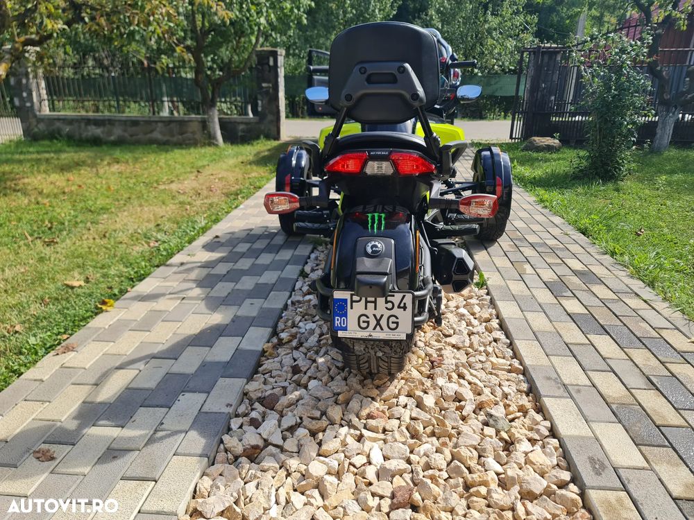 Can-Am Spyder - 12