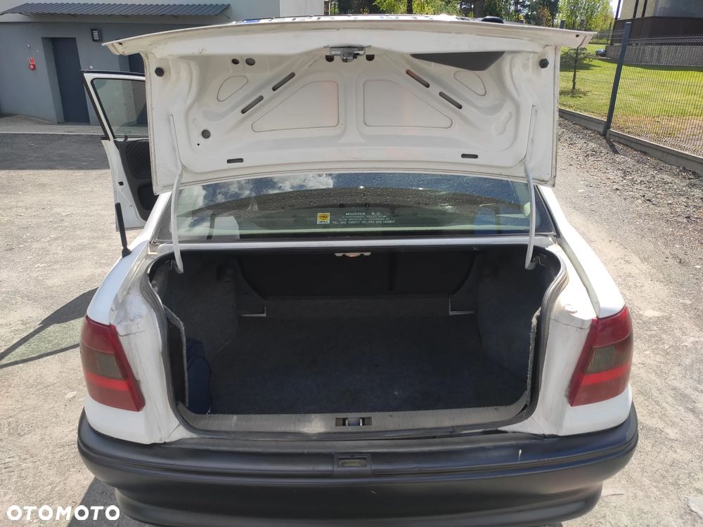 Opel Astra 1.4 GL - 11