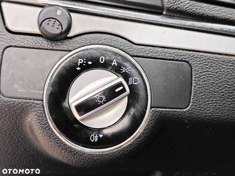 Mercedes-Benz Klasa E 220 CDI DPF BlueEFFICIENCY 7G-TRONIC Avantgarde - 38