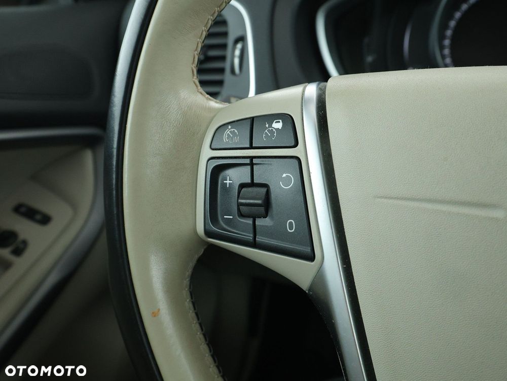 Volvo V40 Cross Country - 21