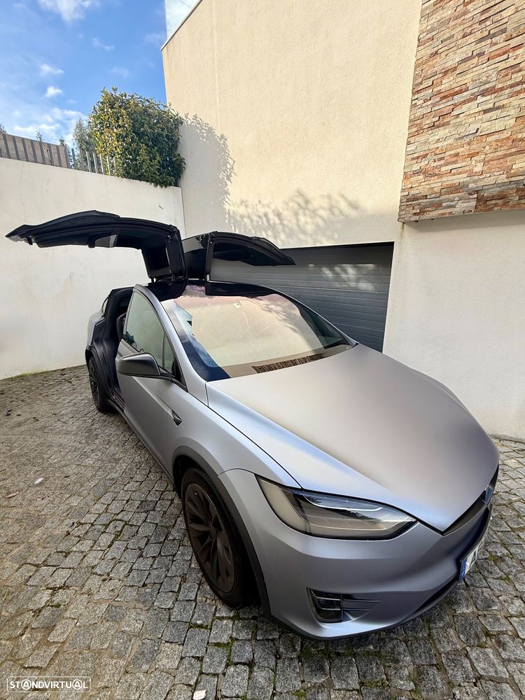 Tesla Model X - 1