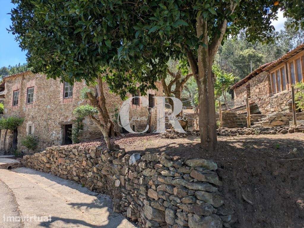Propriedade encantadora, com casas em pedra para recuperar e terreno e - Grande imagem: 2/41
