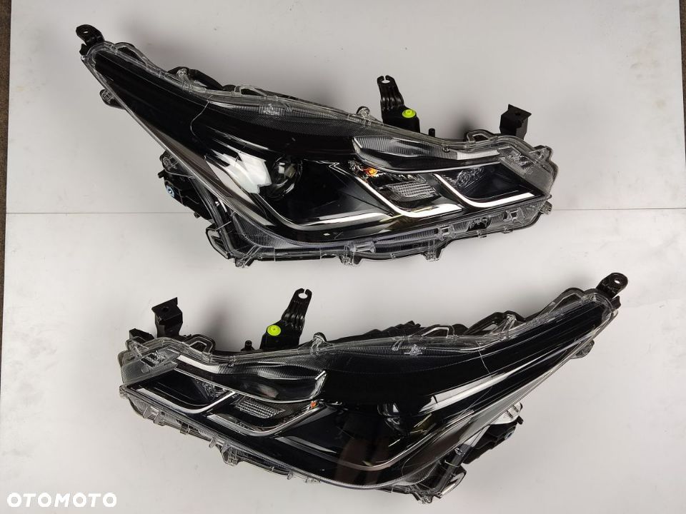 TOYOTA COROLLA E21 SEDAN 19 22r Lampa Przód Prawa i Lewa - 2