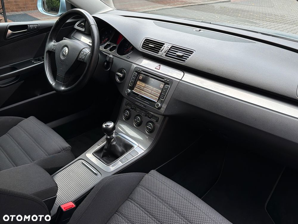 Volkswagen Passat - 32