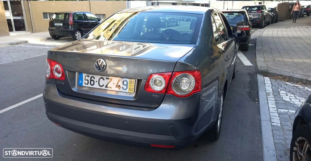VW Jetta 1.9 TDi Confortline - 11