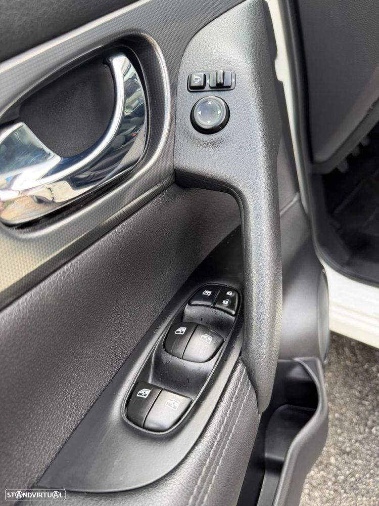 Nissan Qashqai 1.5 dCi N-Connecta J18+Led - 17