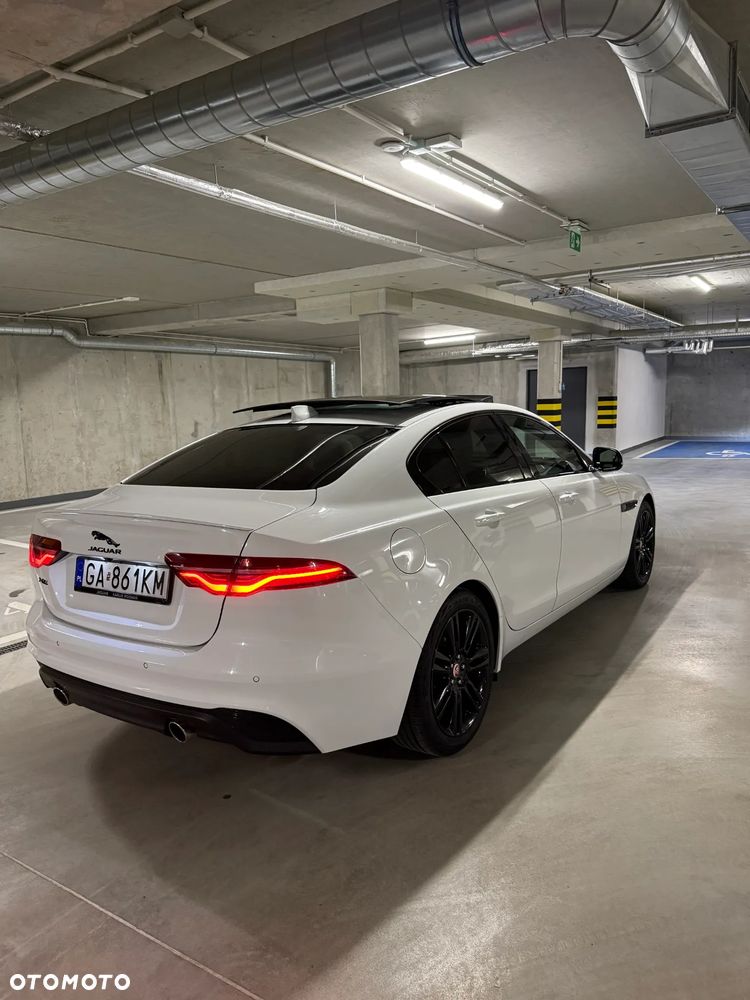 Jaguar XE 2.0 P250 R-Dynamic SE - 3