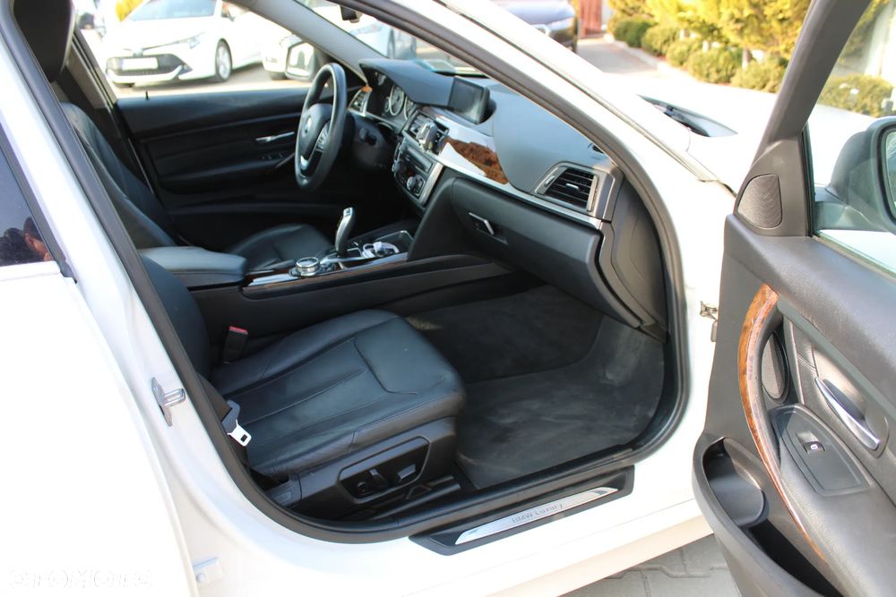 BMW Seria 3 328i xDrive Sport Line - 27