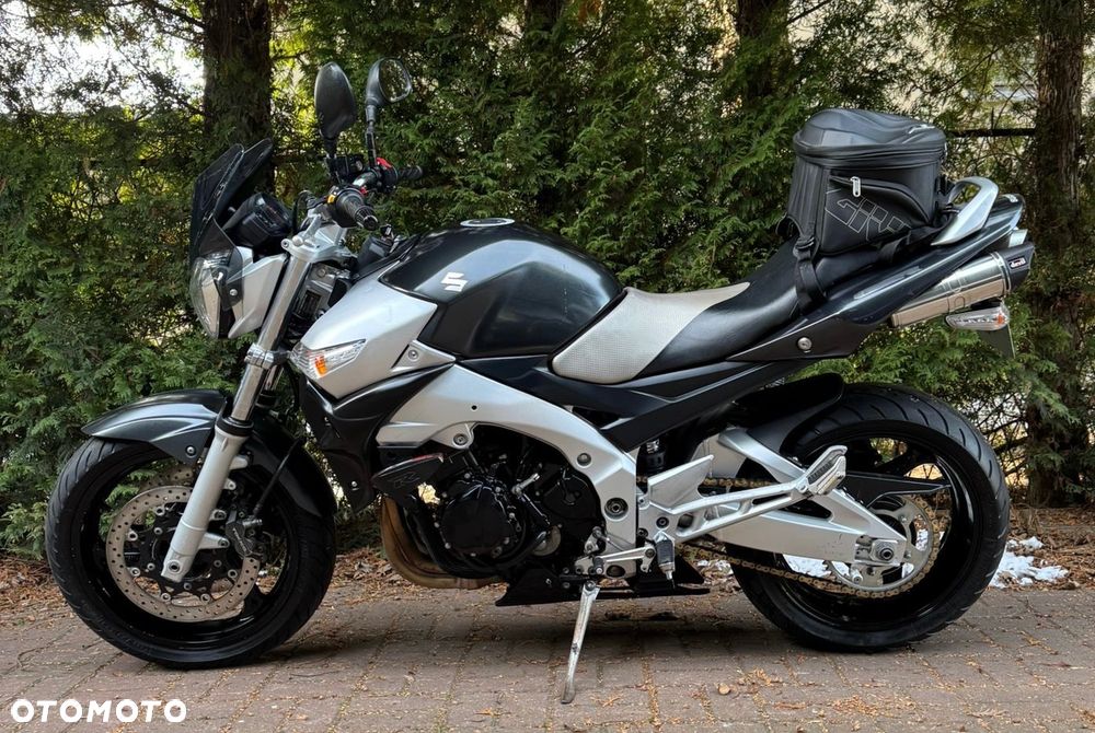 Suzuki GSR - 11