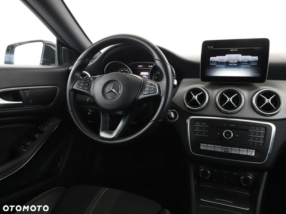 Mercedes-Benz CLA 200 7G-DCT Urban - 17
