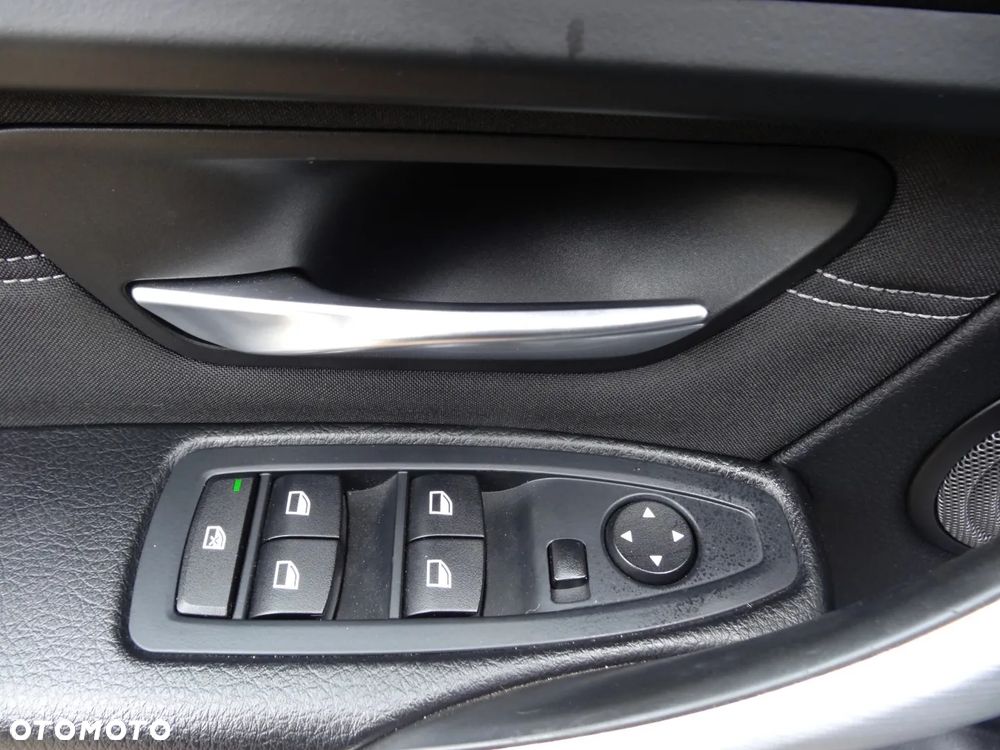 BMW Seria 3 318d Sport Line - 33