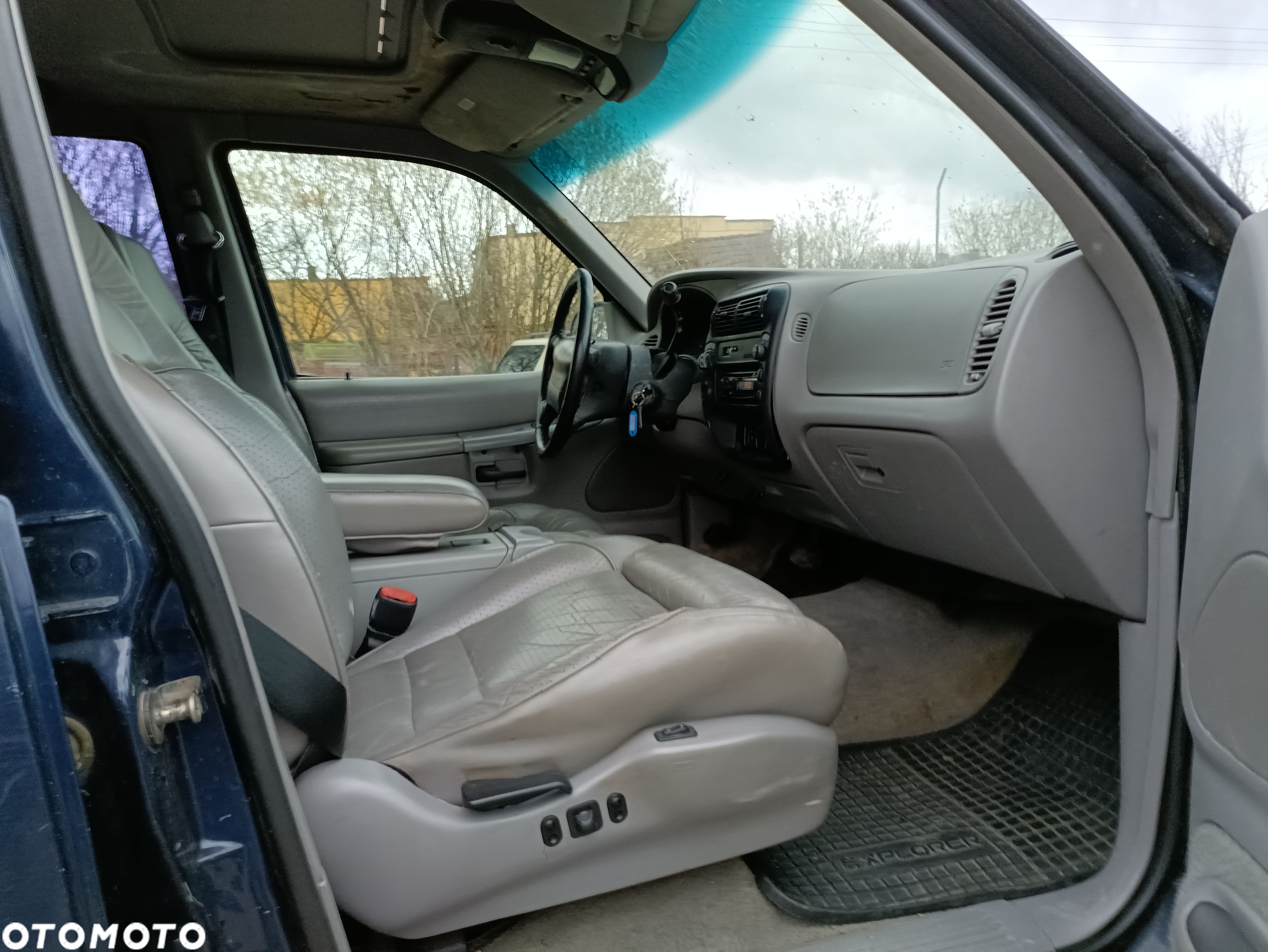 Ford Explorer Standard - 9