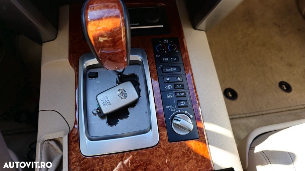 Toyota Land Cruiser 4.5 D-4D V8 Luxury - 32